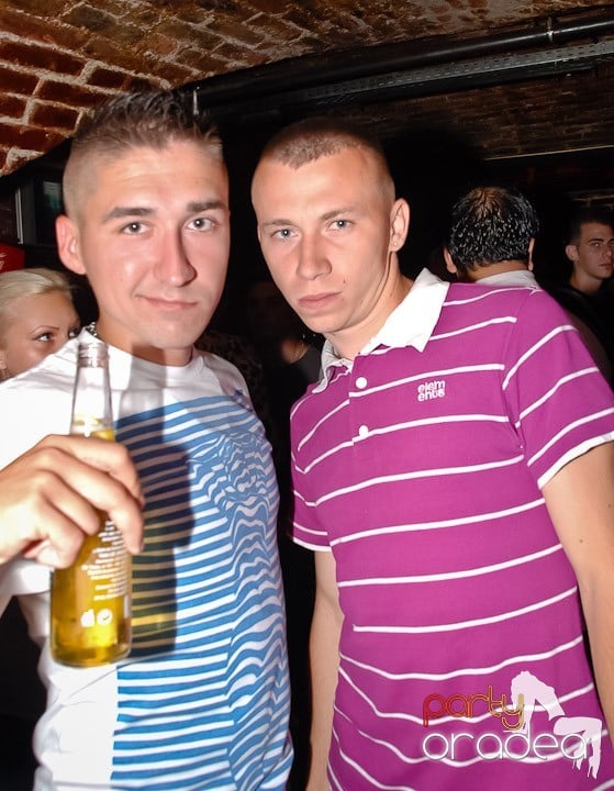 Începe weekendul în Club Escape, 