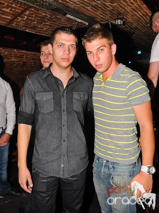 Începe weekendul în Club Escape, 