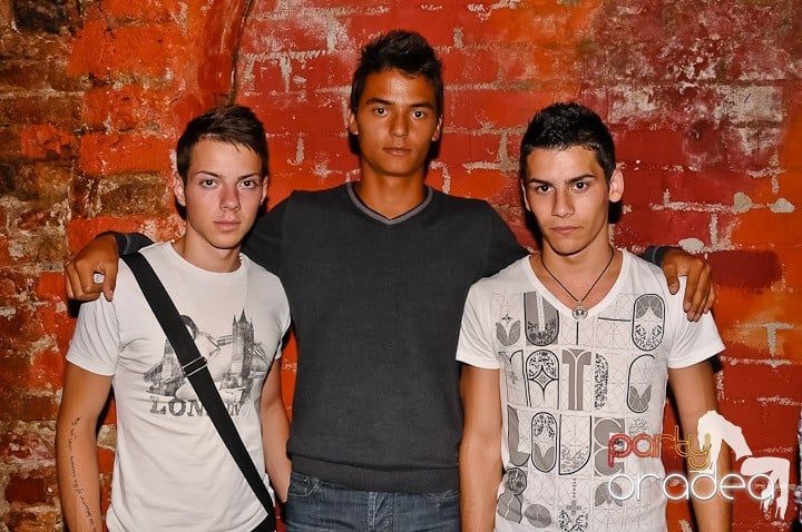 Începe weekendul în Club Escape, 