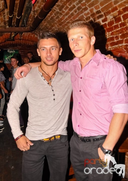 Începe weekendul în Club Escape, 