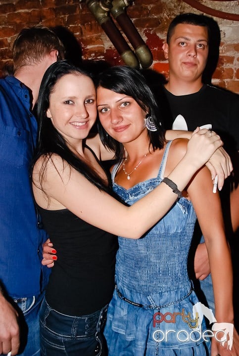 Începe weekendul în Club Escape, 