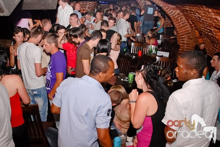 Începe weekendul în Club Escape, 