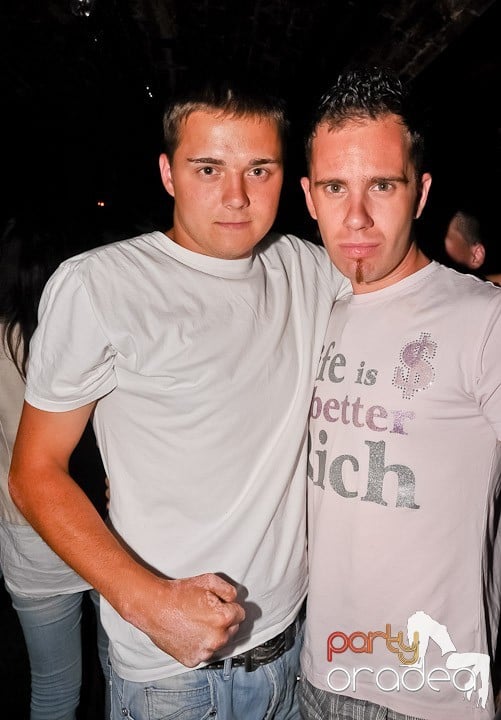 Începe weekendul în Club Escape, 