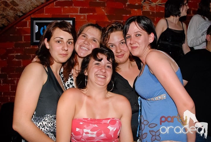 Începe weekendul în Club Escape, 