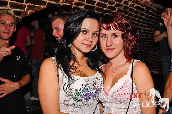 Începe weekendul în Club Escape, 