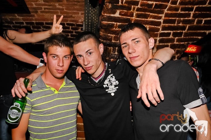 Începe weekendul în Club Escape, 