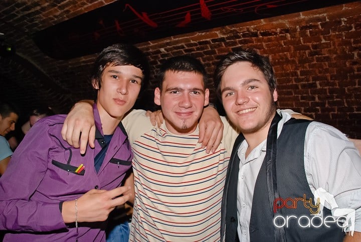 Începe weekendul în Club Escape, 