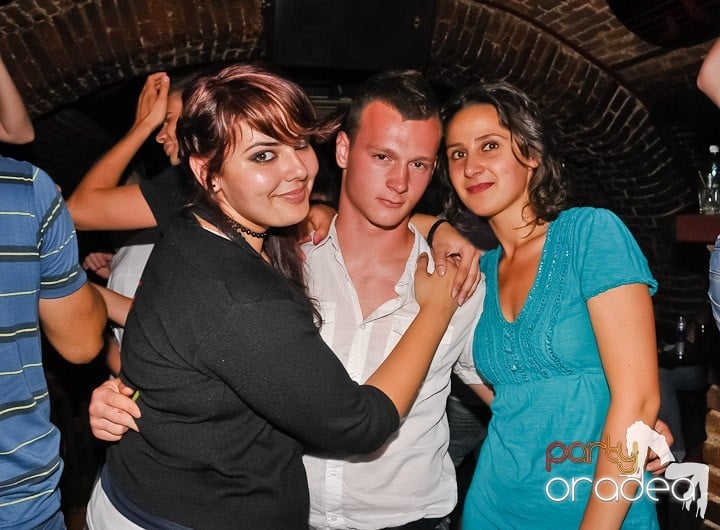 Începe weekendul în Club Escape, 