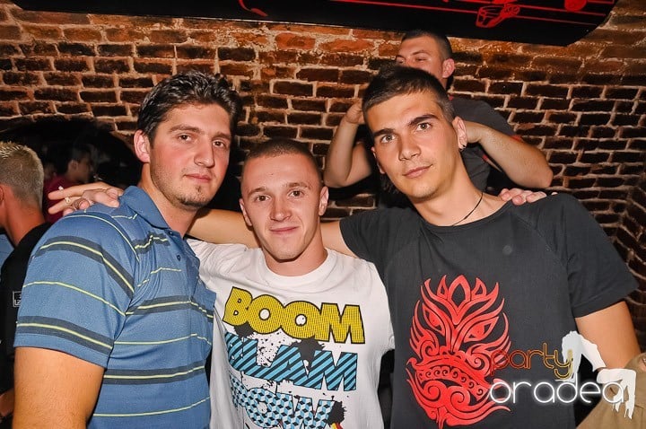 Începe weekendul în Club Escape, 