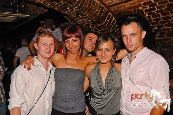 Începe weekendul în Club Escape, 