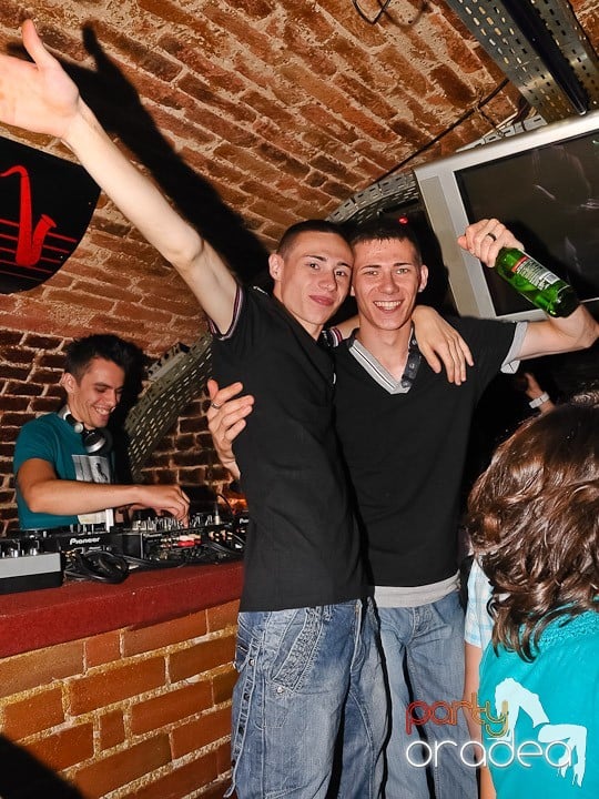 Începe weekendul în Club Escape, 