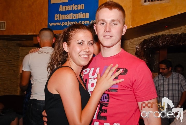 It's party time în Downtown, 