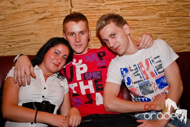 It's party time în Downtown, 