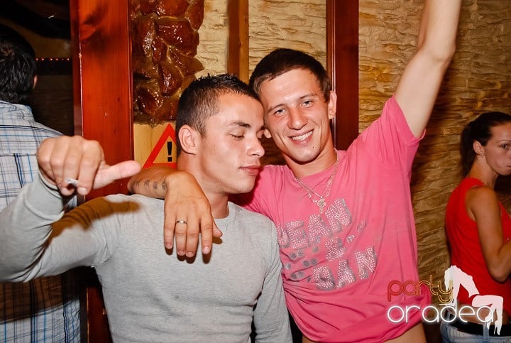 It's party time în Downtown, 