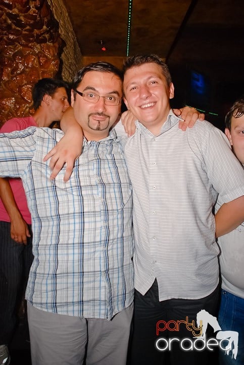 It's party time în Downtown, 