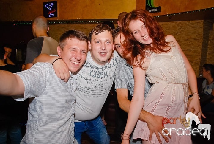 It's party time în Downtown, 