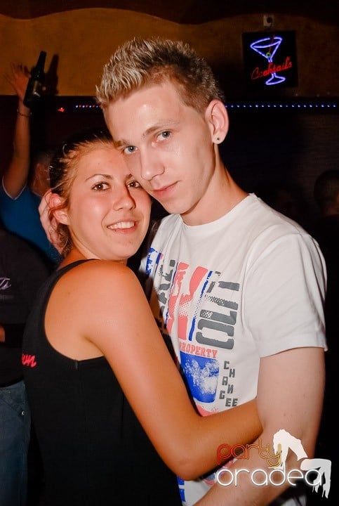 It's party time în Downtown, 