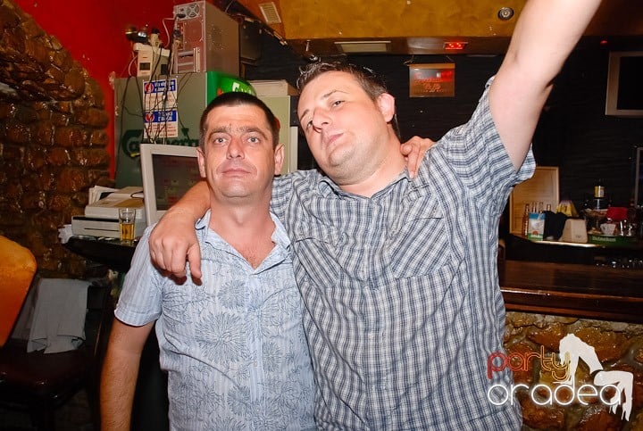 It's party time în Downtown, 