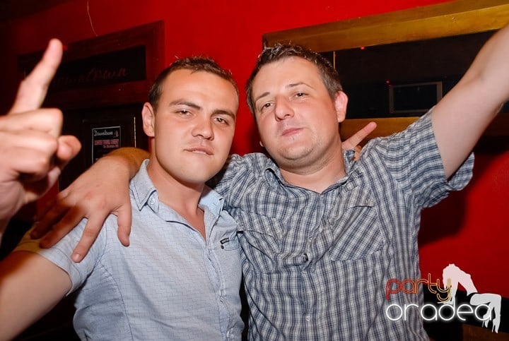 It's party time în Downtown, 