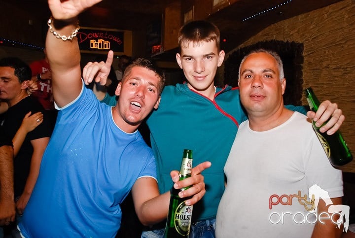 It's party time în Downtown, 