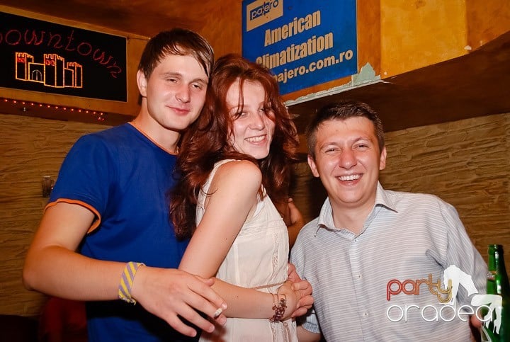 It's party time în Downtown, 