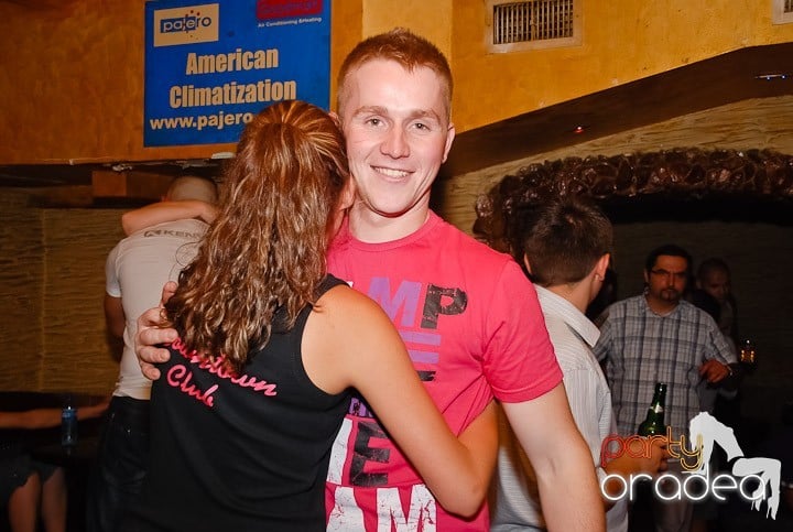 It's party time în Downtown, 