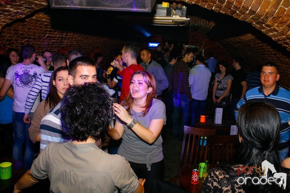 It's party time în Escape Club, 