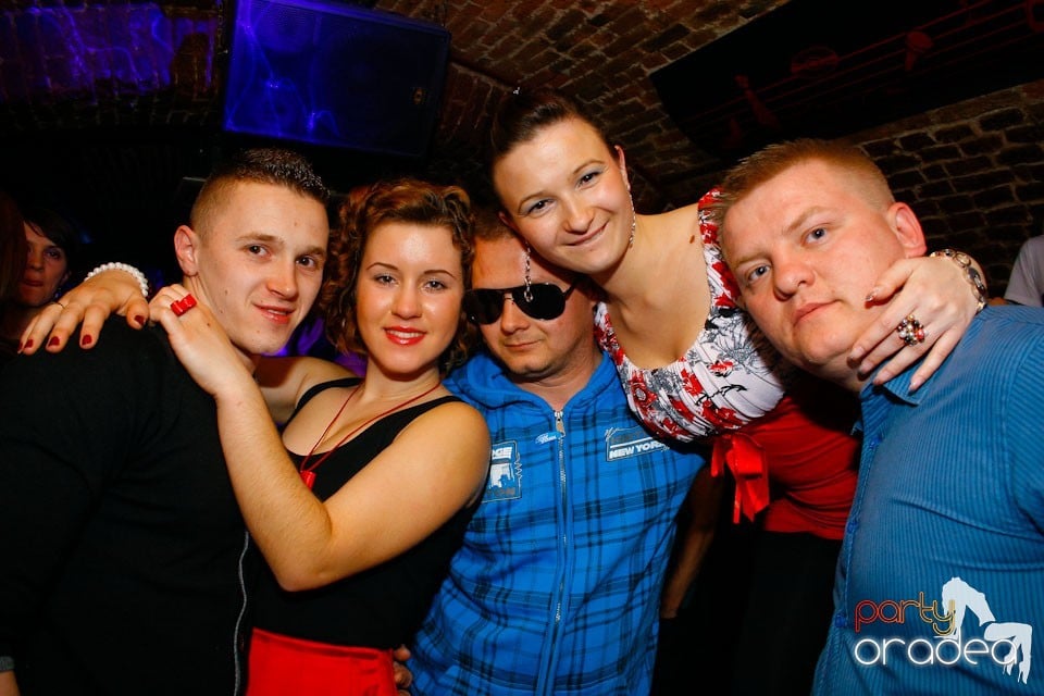 It's party time în Escape Club, 