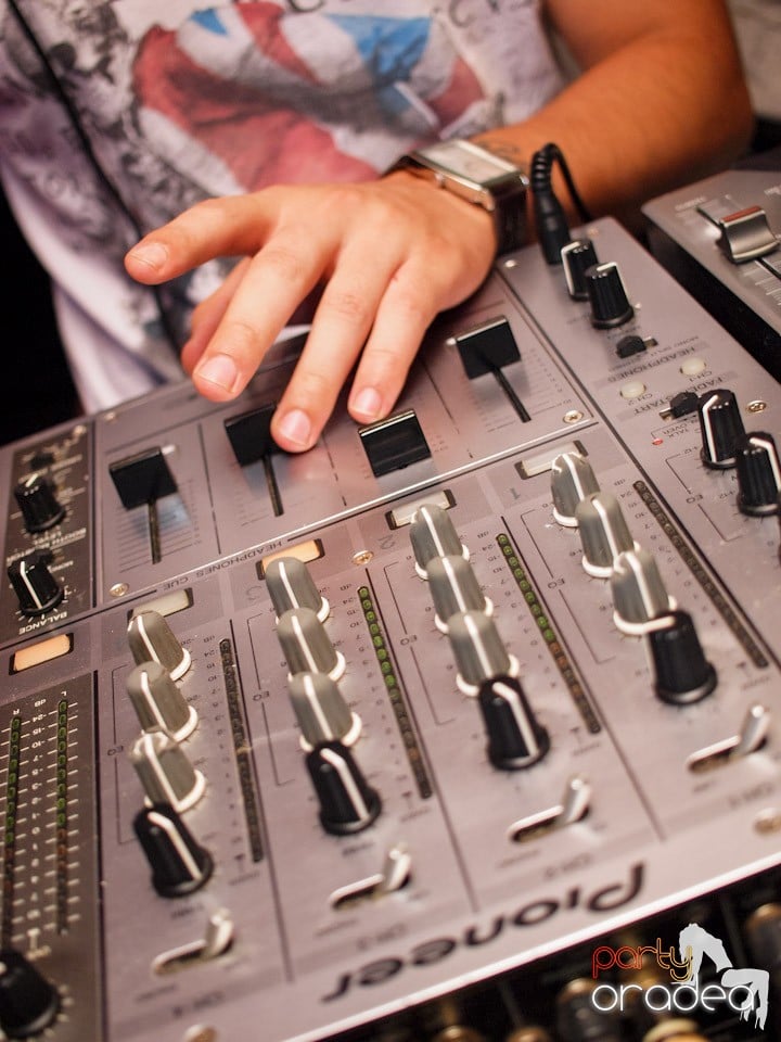 It's time for Party în Club Escape, 