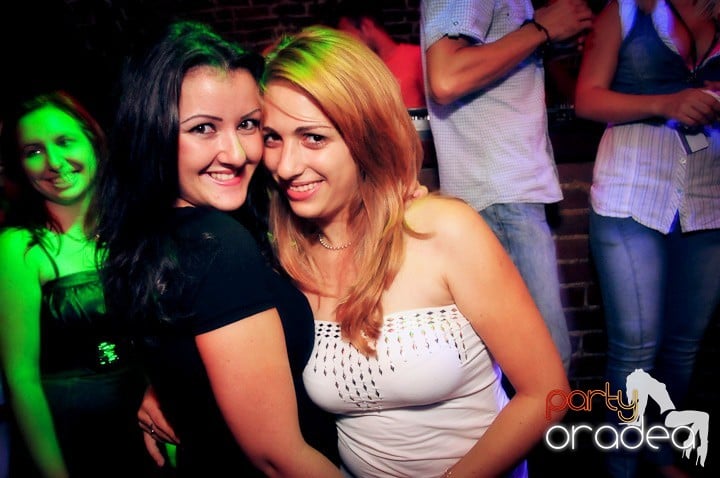 Joi petrece toată lumea în Esacpe!, 