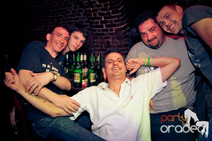 Joi petrece toată lumea în Esacpe!, 