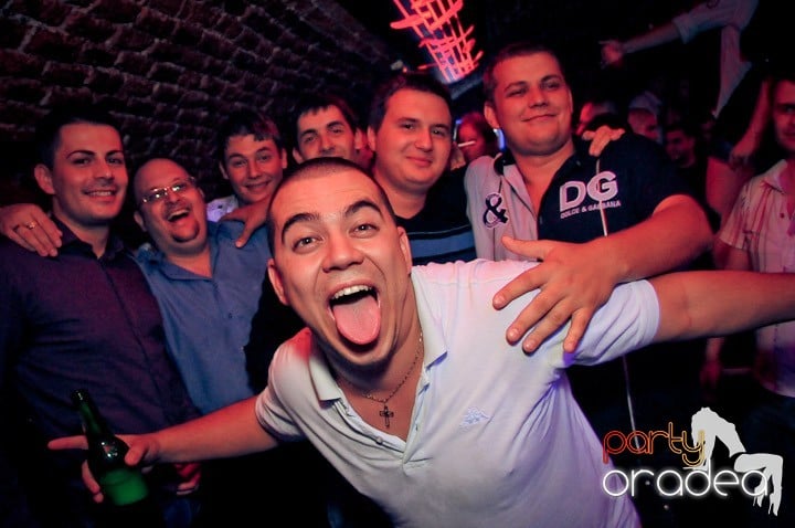 Joi petrece toată lumea în Esacpe!, 