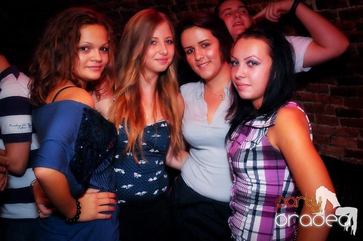 Joi petrece toată lumea în Esacpe!, 