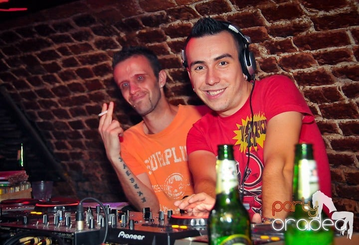 Joi petrece toată lumea în Esacpe!, 