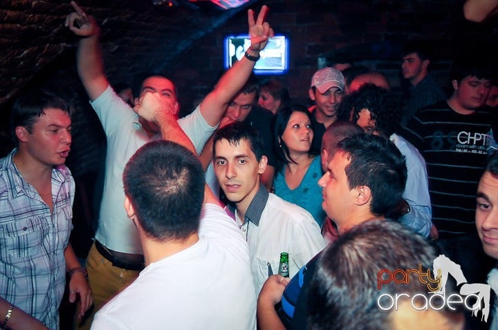 Joi petrece toată lumea în Esacpe!, 