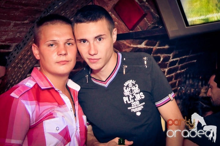 Joi petrece toată lumea în Esacpe!, 