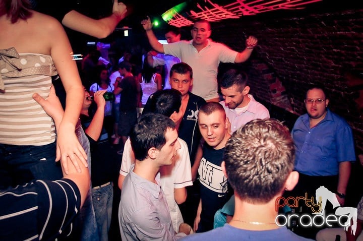 Joi petrece toată lumea în Esacpe!, 