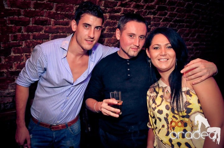 Joi petrece toată lumea în Esacpe!, 