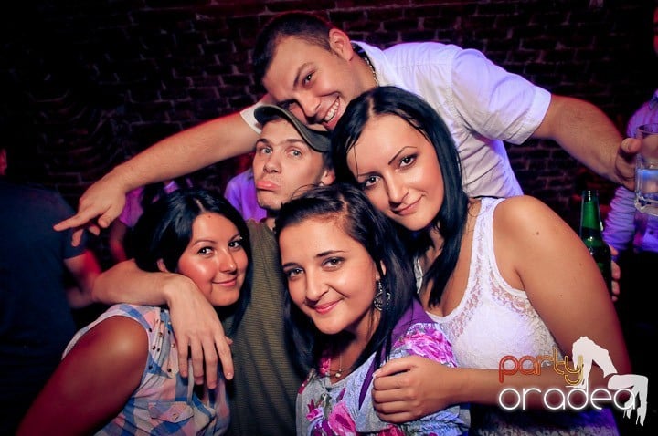 Joi petrece toată lumea în Esacpe!, 