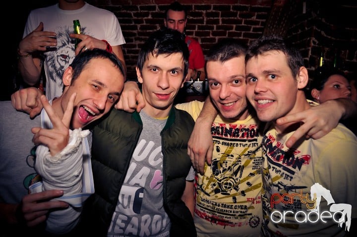 Joi seara e distracţie în Escape, 