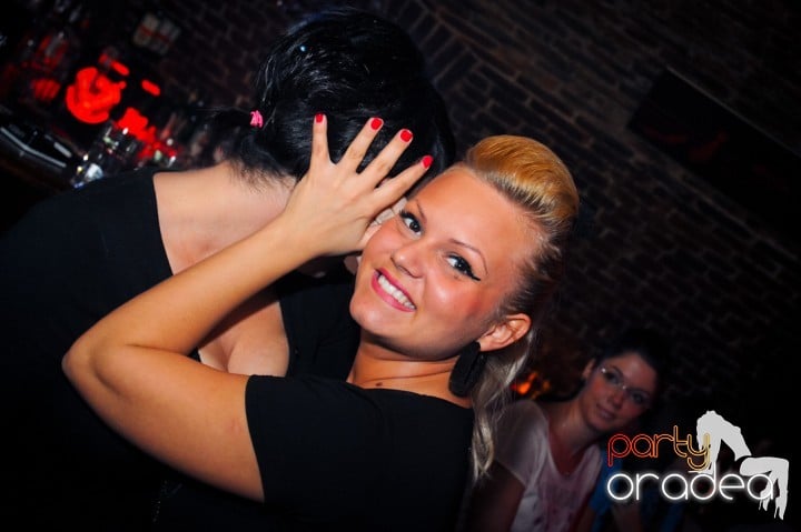 Joi seara e distracţie în Escape, 