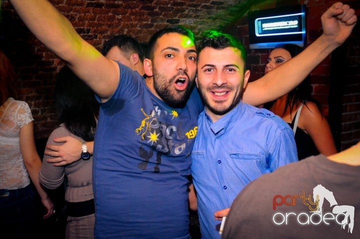 Joi seara e distracţie în Escape, 