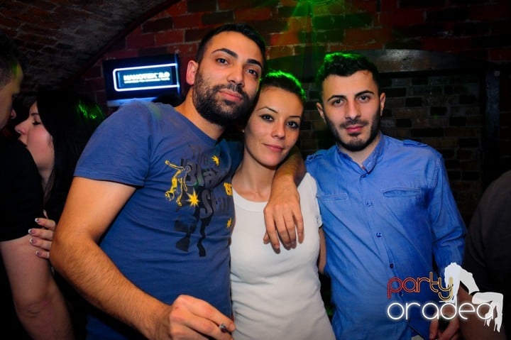 Joi seara e distracţie în Escape, 