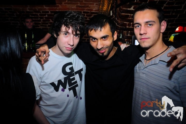 Joi seara e distracţie în Escape, 