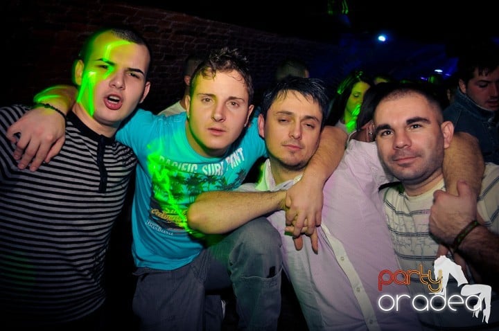 Joi seara e distracţie în Escape, 