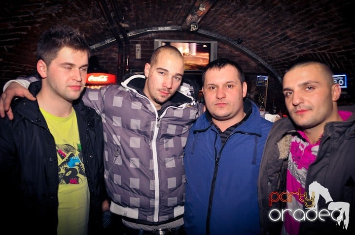 Joi seara e distracţie în Escape, 