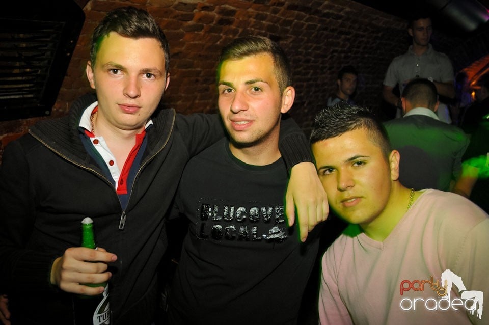 Joi seara e Holsten Party în Club Escape, 