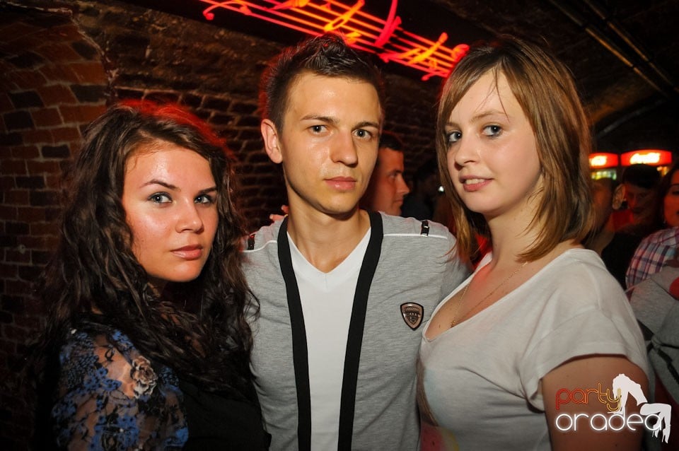 Joi seara e Holsten Party în Club Escape, 