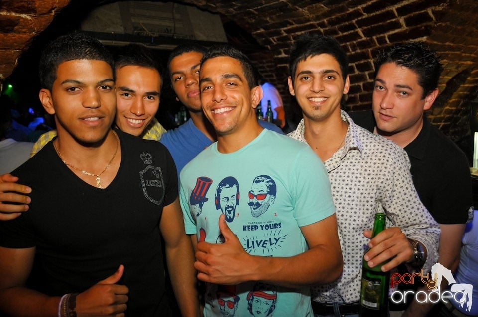 Joi seara e Holsten Party în Club Escape, 