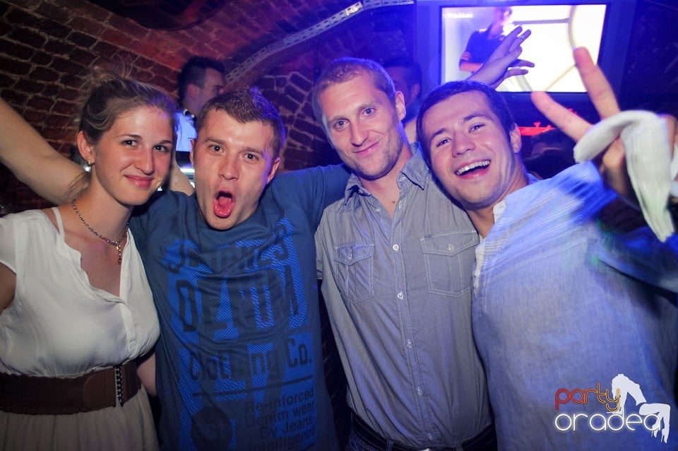 Joi seara e Holsten Party în Club Escape, 